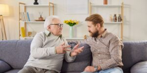 Parent reconnu en perte d’autonomie : que faire et quelles solutions existent ?