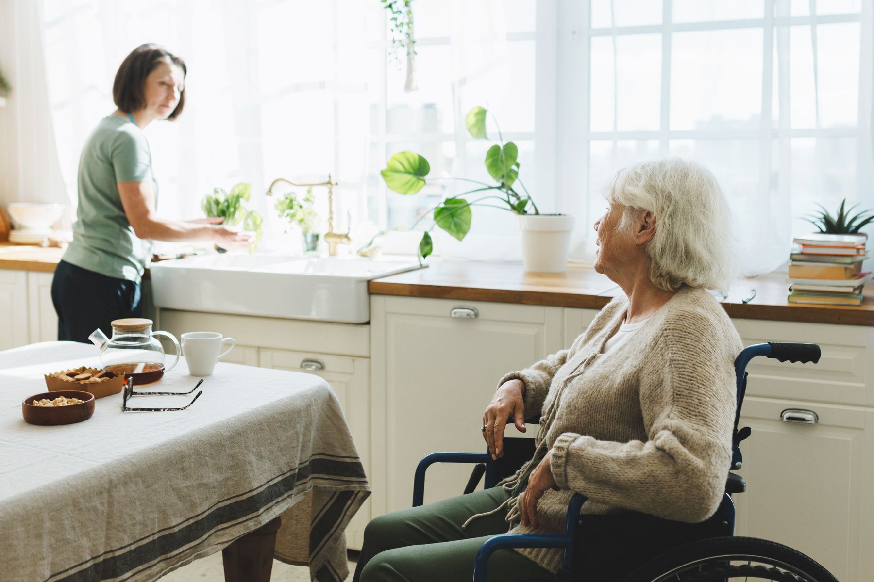 Senior qui dispose d'une aide-ménagère pour son maintien à domicile