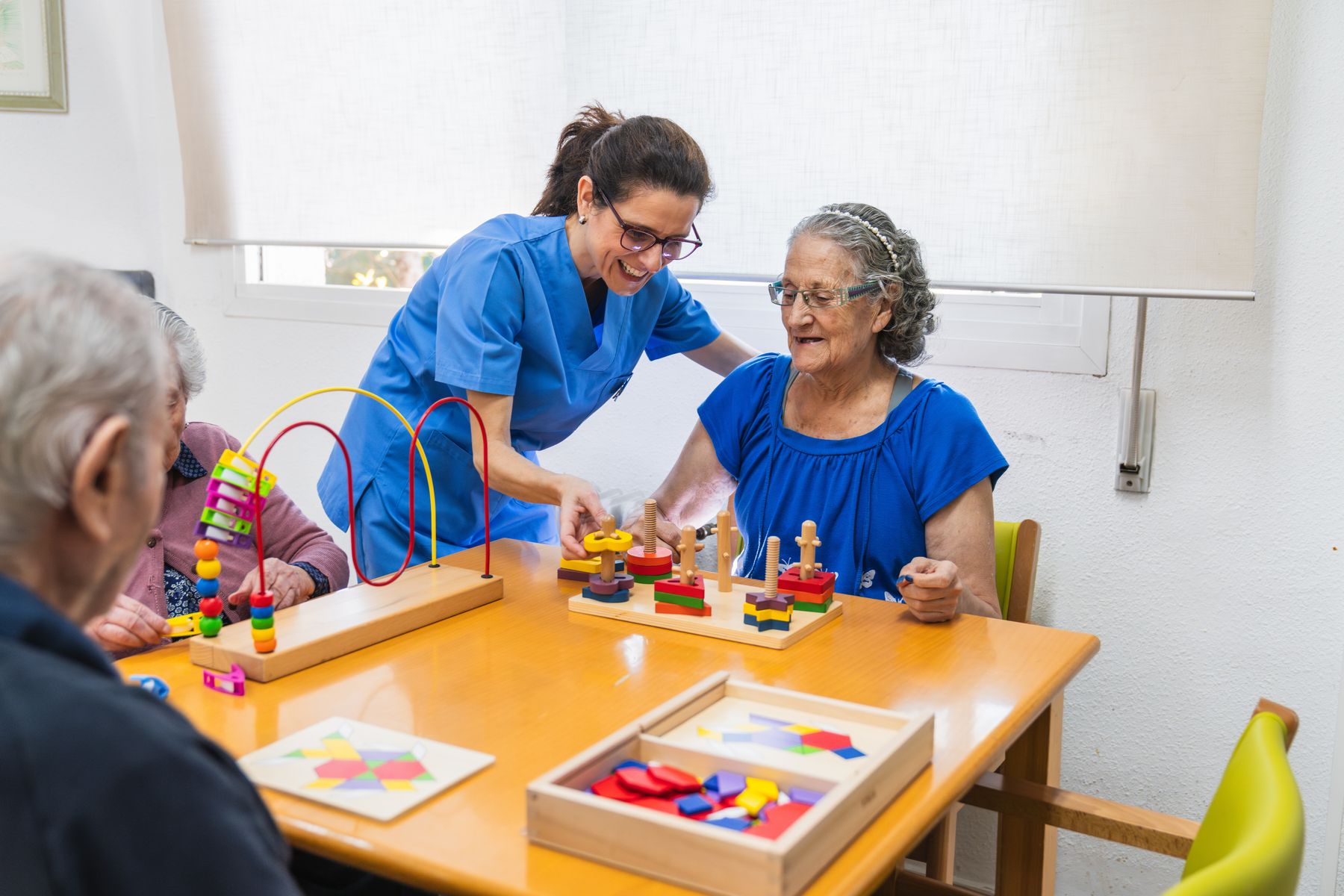 Seniors qui font des activités en EHPAD avec une animatrice