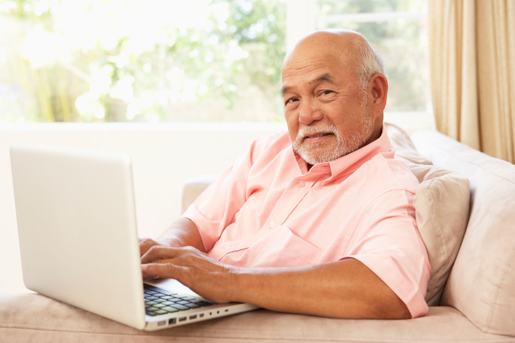 Senior qui se renseigne sur le taux d’invalidité