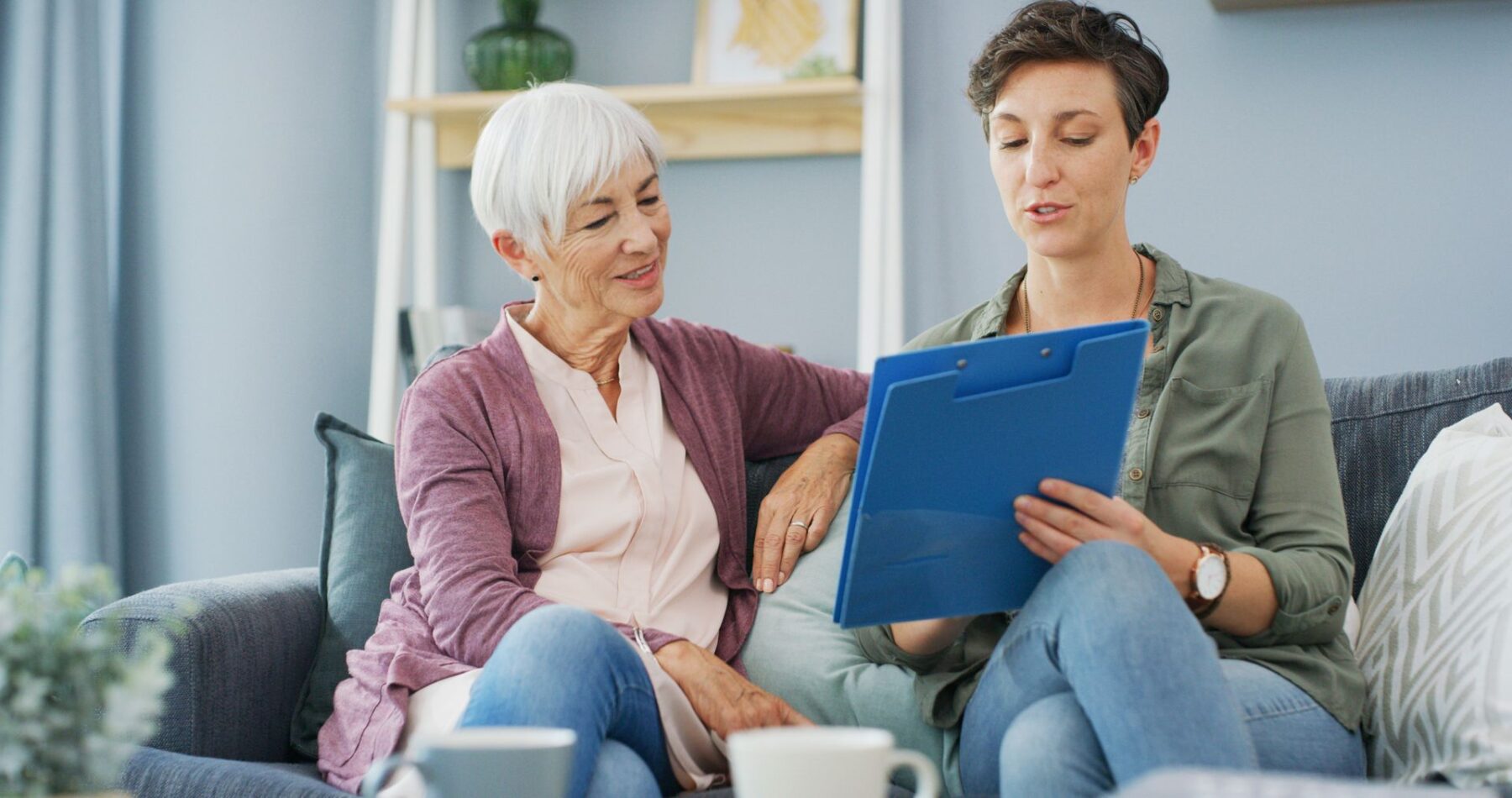 Senior et son aidante qui préparent les documents nécessaires