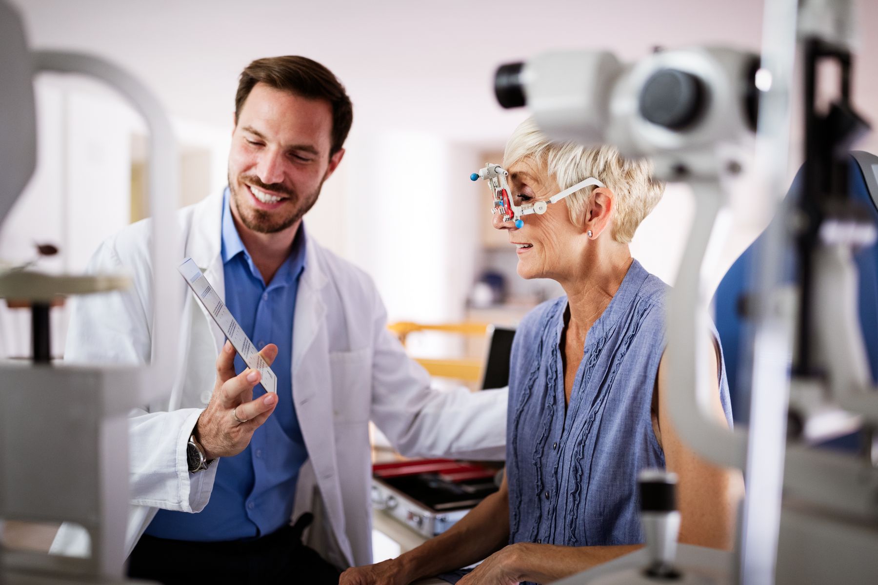Senior avec un opticien en EHPAD