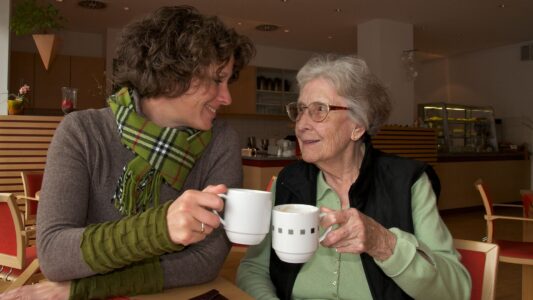 Quels sont les 10 signes de la maladie d'Alzheimer à ne pas ignorer chez un proche ?