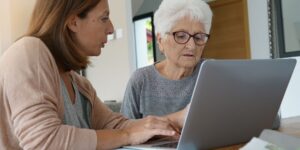 AAH remplacée par l’ASPA : dans quels cas est-ce possible et quel impact après le décès ?