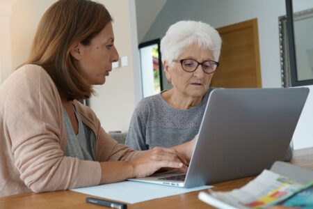 AAH remplacée par l’ASPA : dans quels cas est-ce possible et quel impact après le décès ?