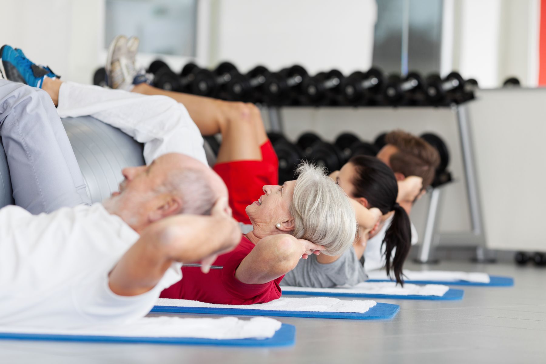 Seniors qui font de la gymnastique douce en EHPAD