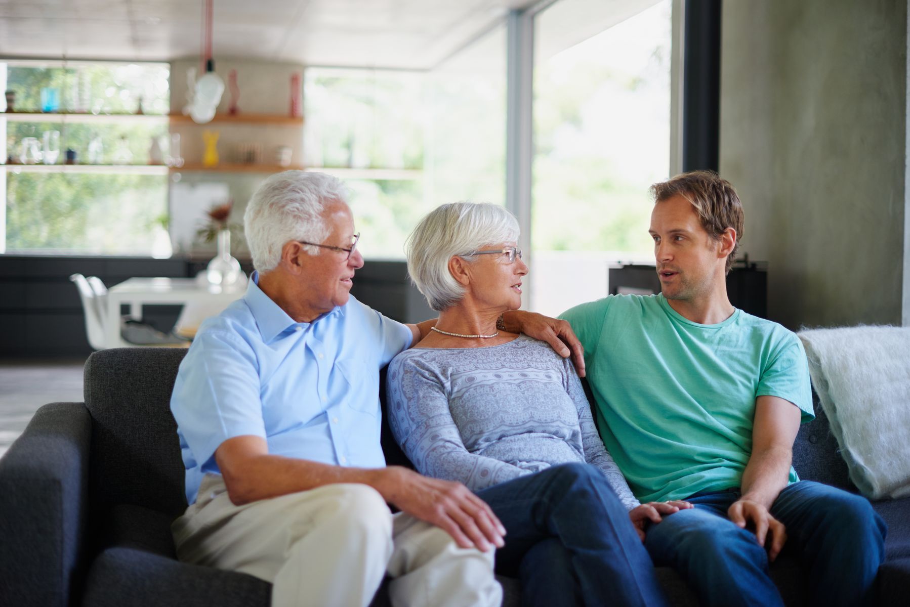 Seniors qui évoquent avec leur aidant pourquoi ils n'ont pas encore demandé l'ASPA