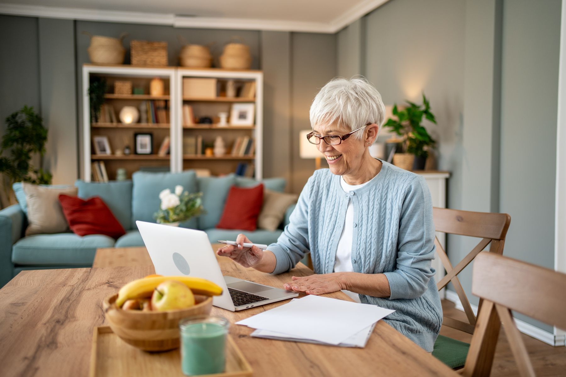 Senior qui regarde la différence entre revenus et biens immobiliers
