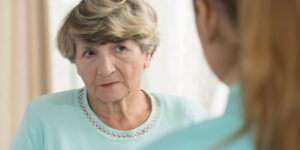 Maison de retraite : comment préparer son entrée quand on est seul dans la vie ?
