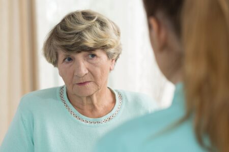 Maison de retraite : comment préparer son entrée quand on est seul dans la vie ?