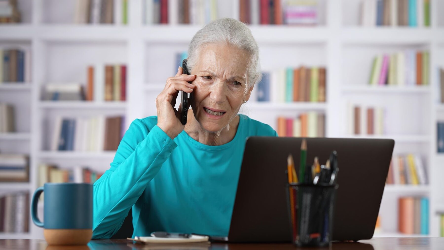 Senior qui se renseigne pour savoir si sa pension de réversion peut vraiment être supprimée