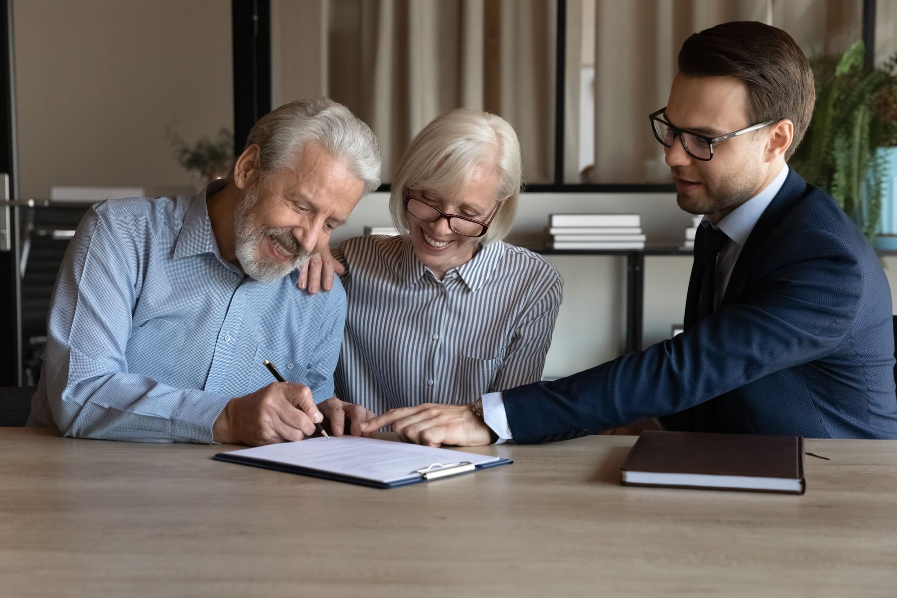 Seniors qui signent la vente de leur maison pour financer un EHPAD