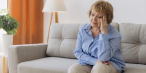 Ils ne veulent plus vivre seuls… cette alternative à l’EHPAD change leur quotidien (et rassure leurs proches)