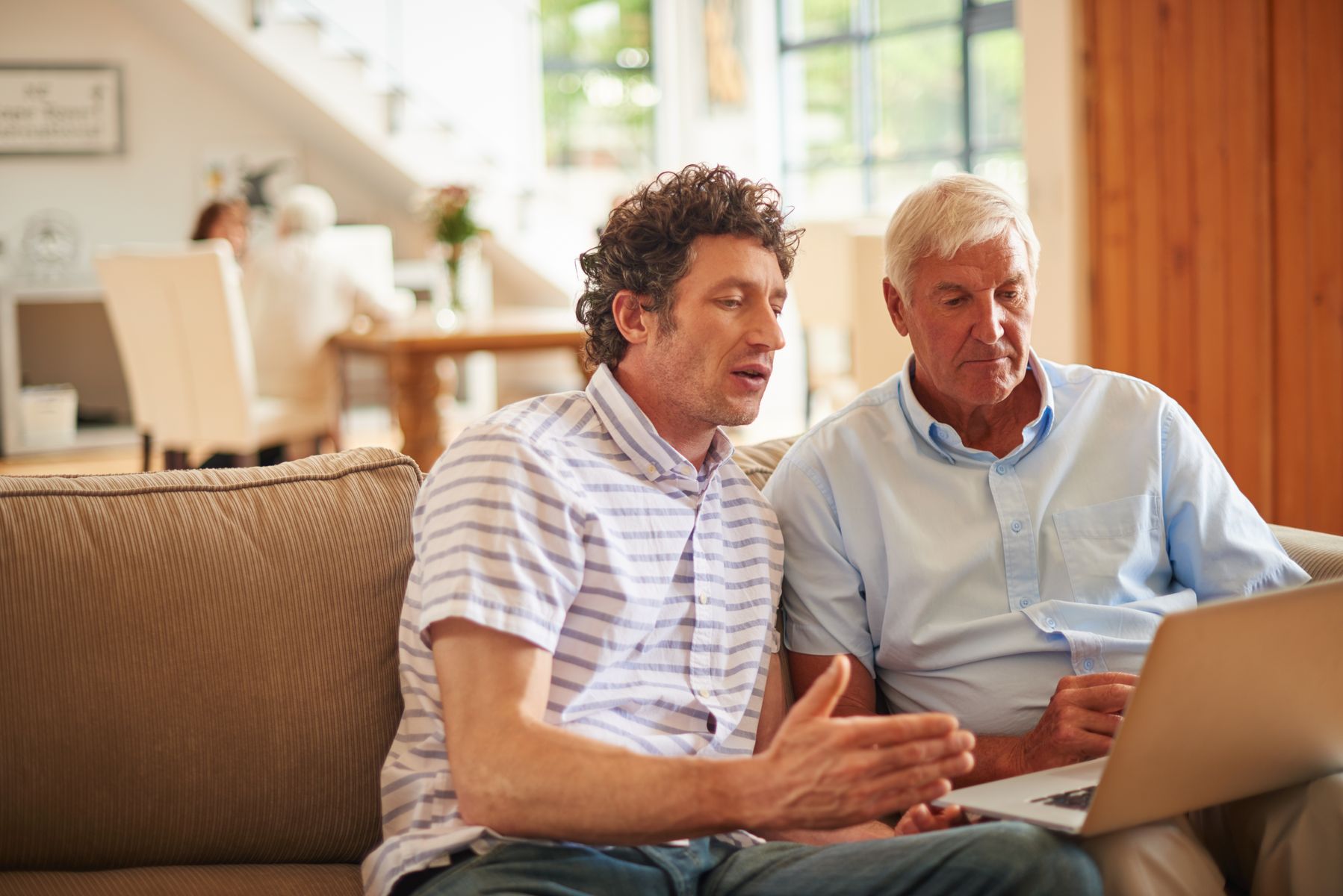 Senior et son aidant qui font une déclaration d'impôts