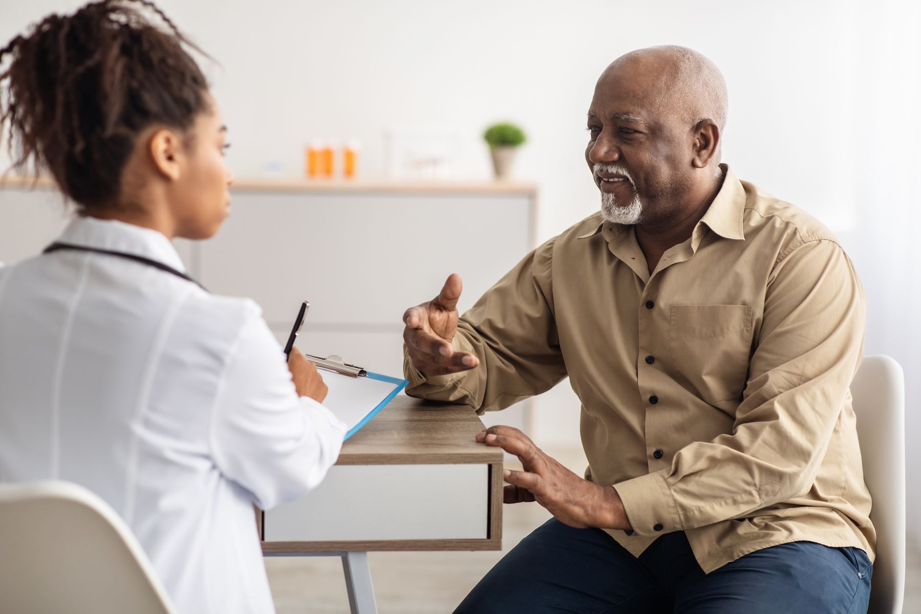 Senior qui fait un bilan neuropsychologique complet