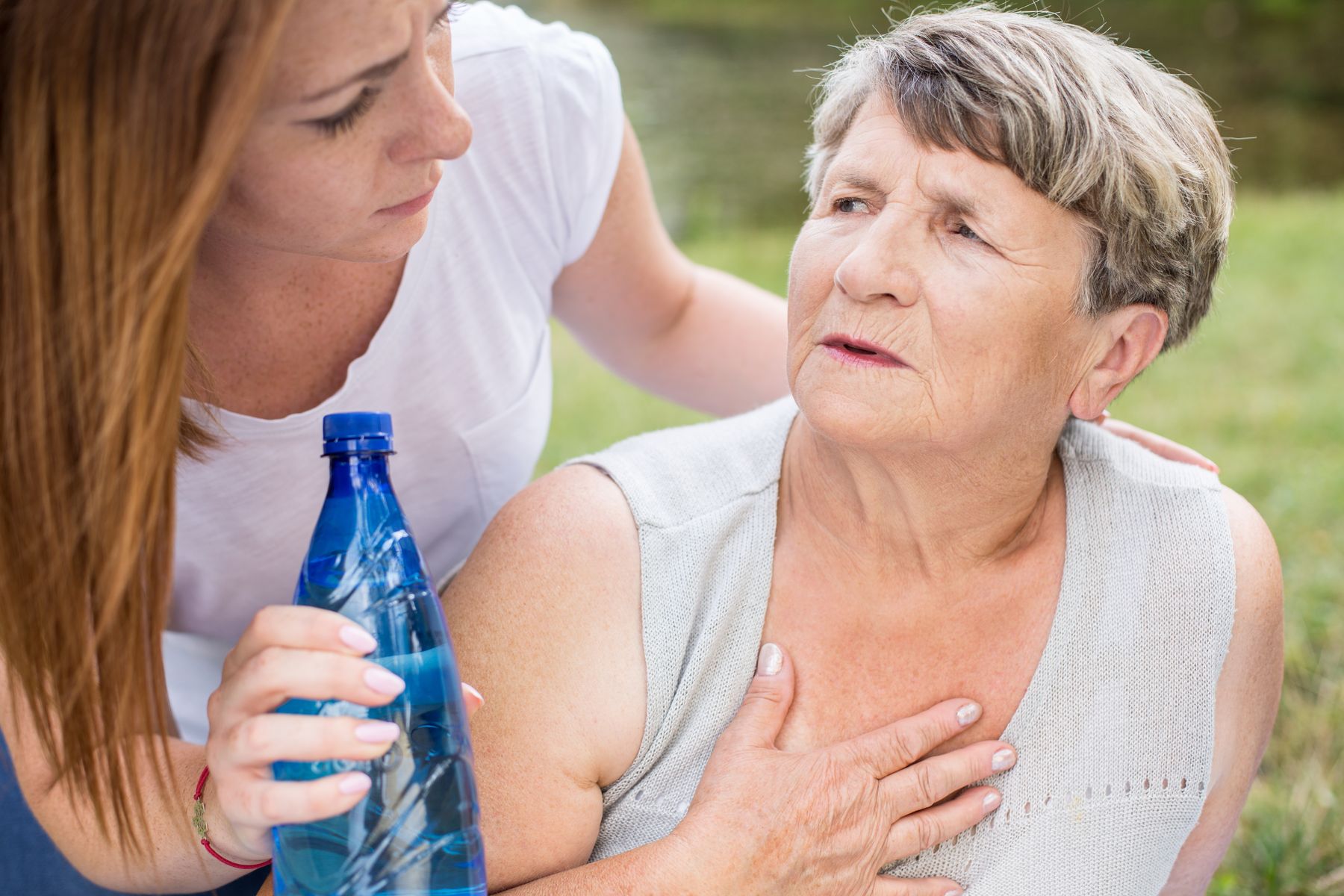 Aidante qui rend visite à sa proche senior pour veiller sur elle pendant la canicule