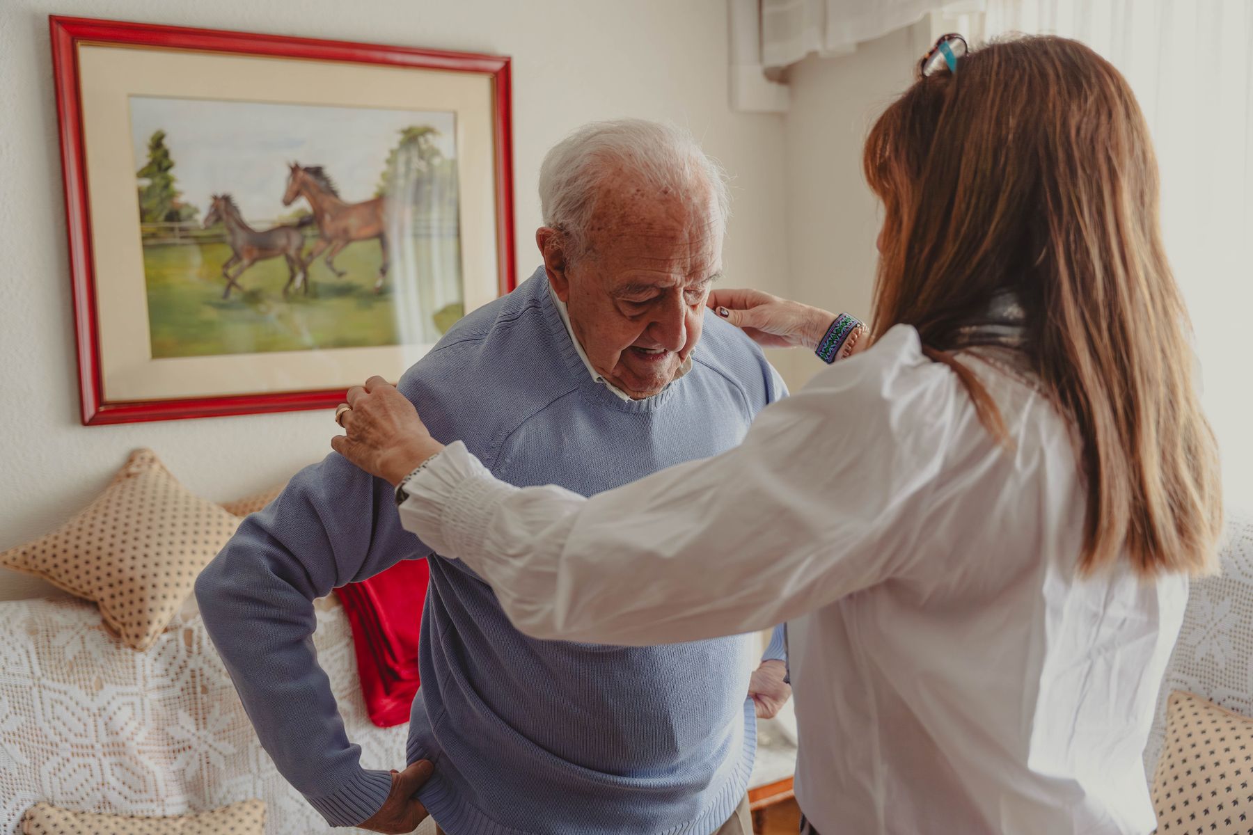 Senior qui rencontre des difficultés pour réaliser des tâches qui étaient auparavant simples