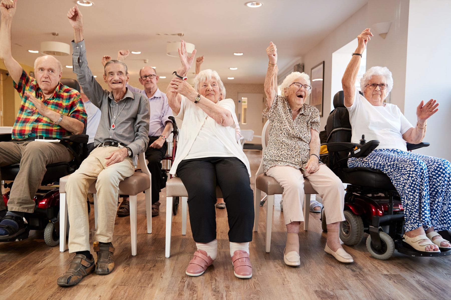 Seniors dans le cadre familial et chaleureux de la maison familiale partagée