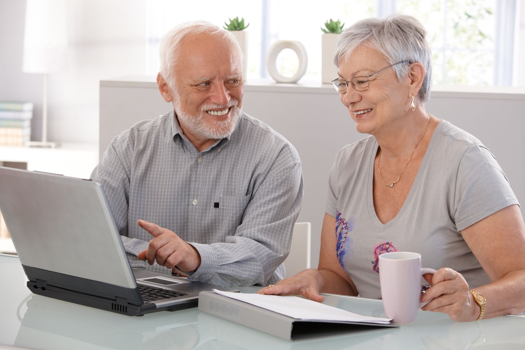 Senior qui regardent si le remariage peut faire perdre la pension de réversion
