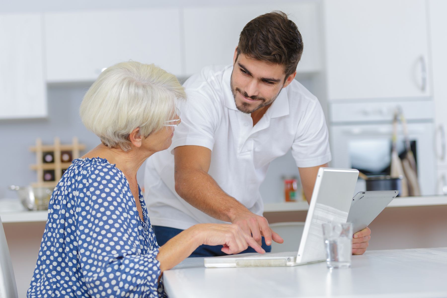 Senior et son aidant qui comparent les établissements et les services