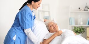 Accueil de nuit en EHPAD : comment ça fonctionne et dans quels cas il peut vraiment aider les familles ?