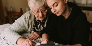EHPAD moins cher : jusqu’où peut-on chercher une place sans pénaliser son parent ?