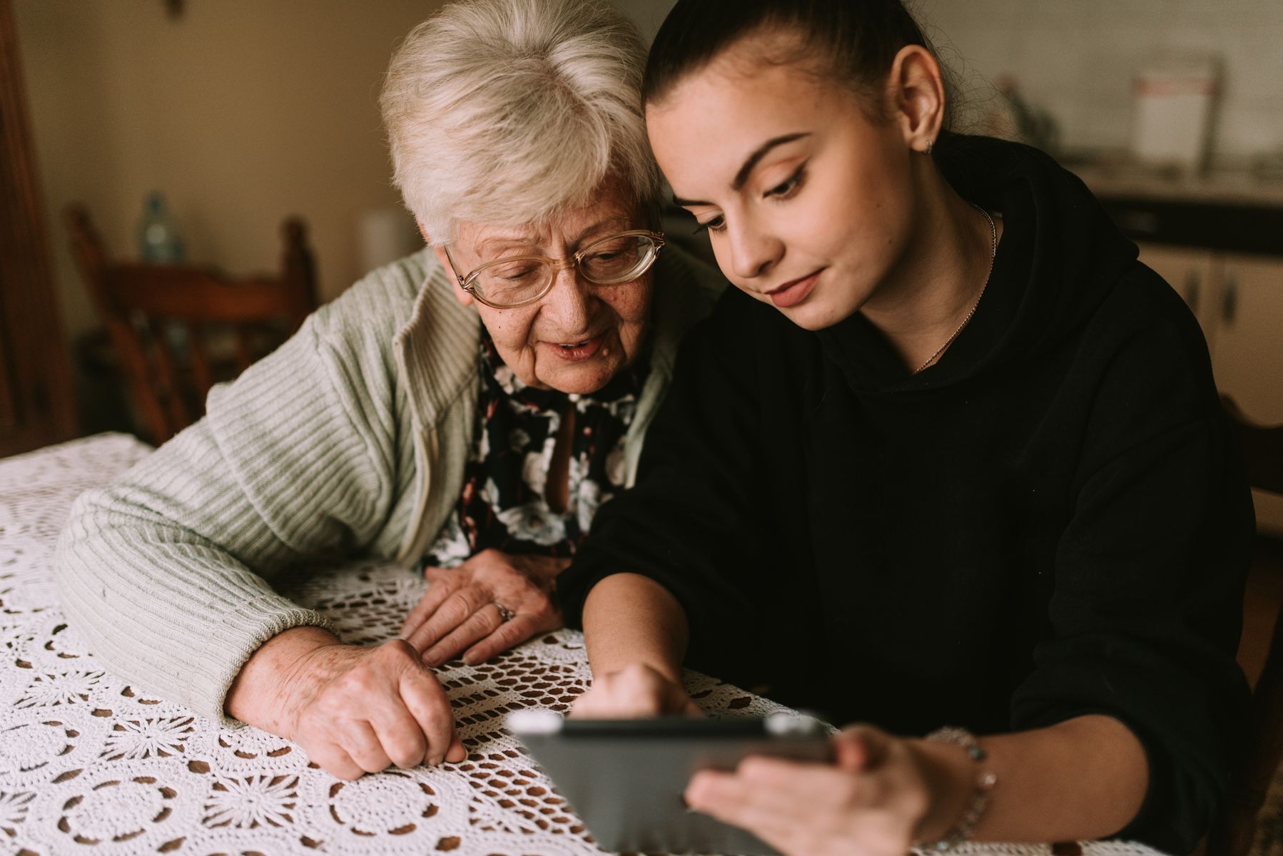 EHPAD moins cher : jusqu’où peut-on chercher une place sans pénaliser son parent ?