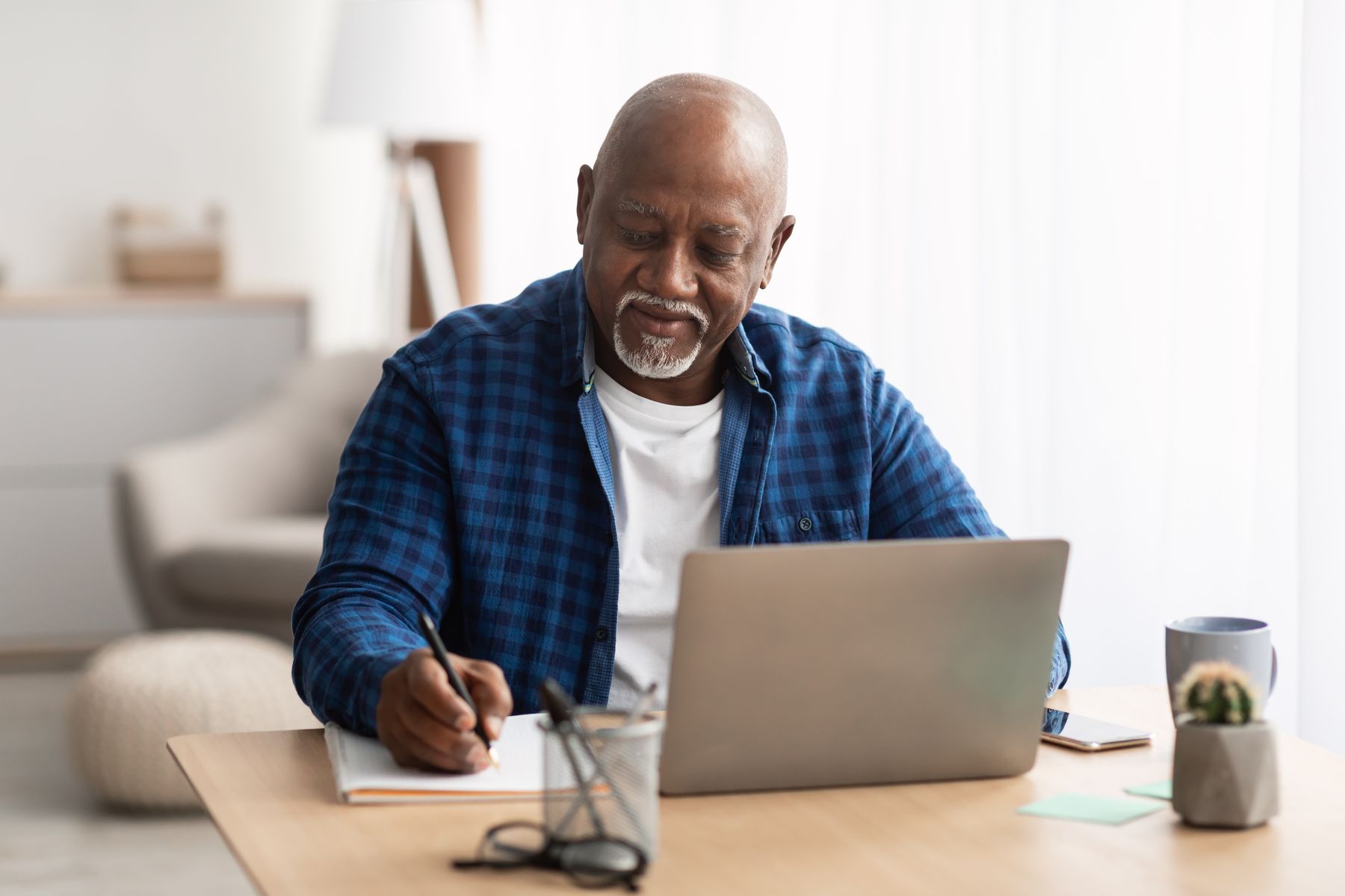 Senior qui regarde les aides publiques