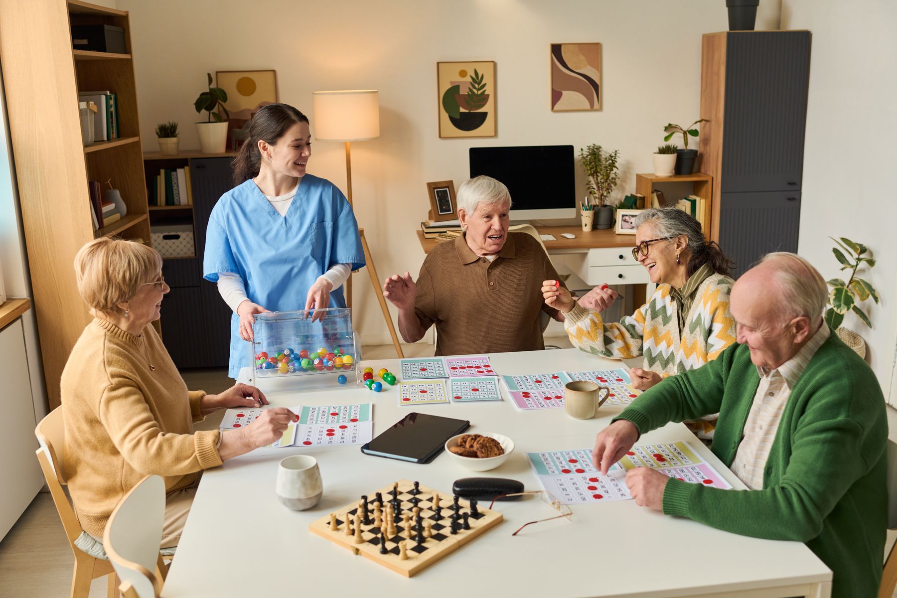 Seniors qui font des activités en résidence