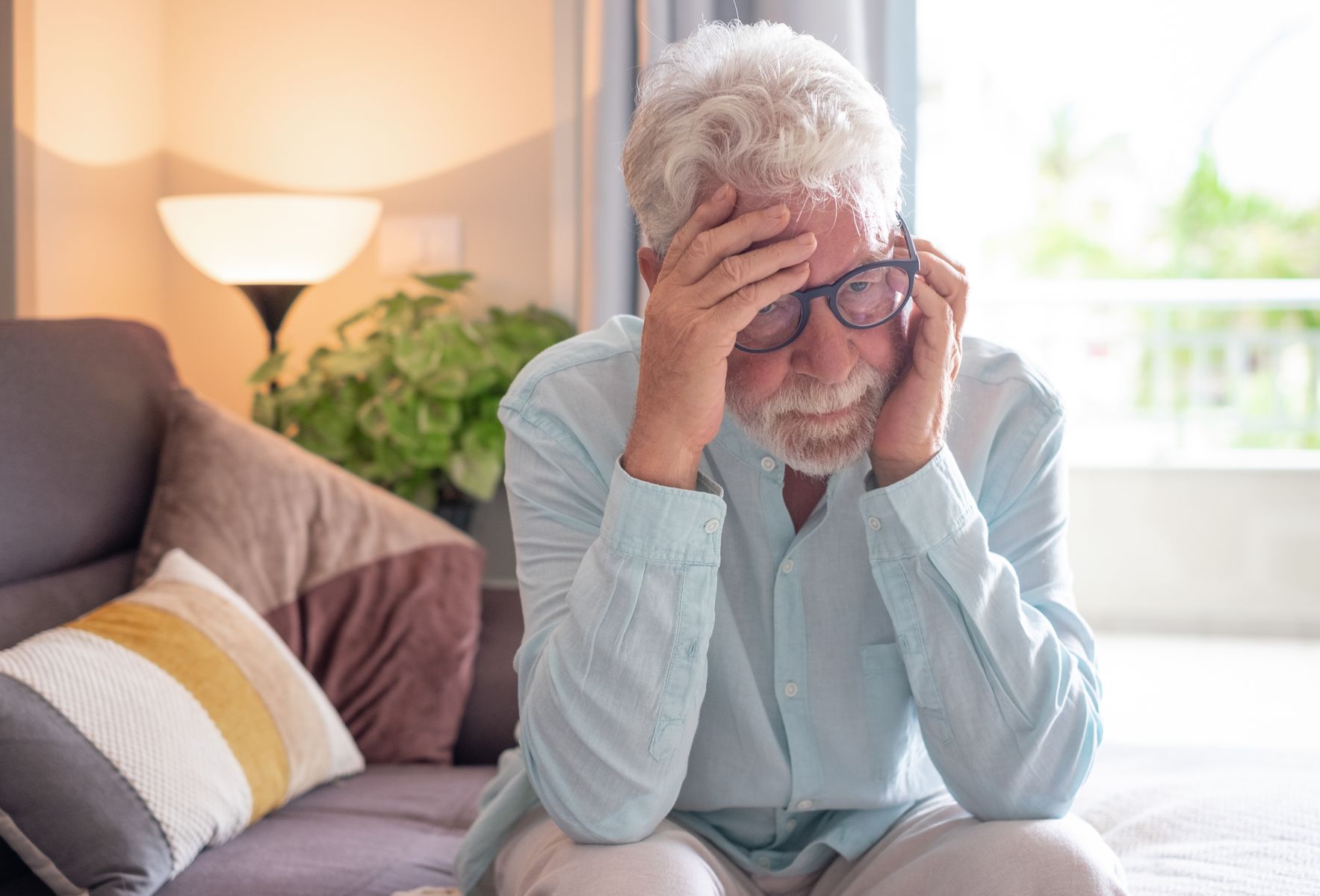 Senior touché par évolution progressive d'Alzheimer qui entraîne une perte d'autonomie