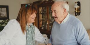 Accueil de jour non médicalisé pour seniors : comment ça fonctionne et quelles différences avec l’accueil de jour en EHPAD ?