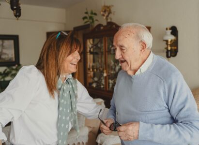 Accueil de jour non médicalisé pour seniors : comment ça fonctionne et quelles différences avec l’accueil de jour en EHPAD ?