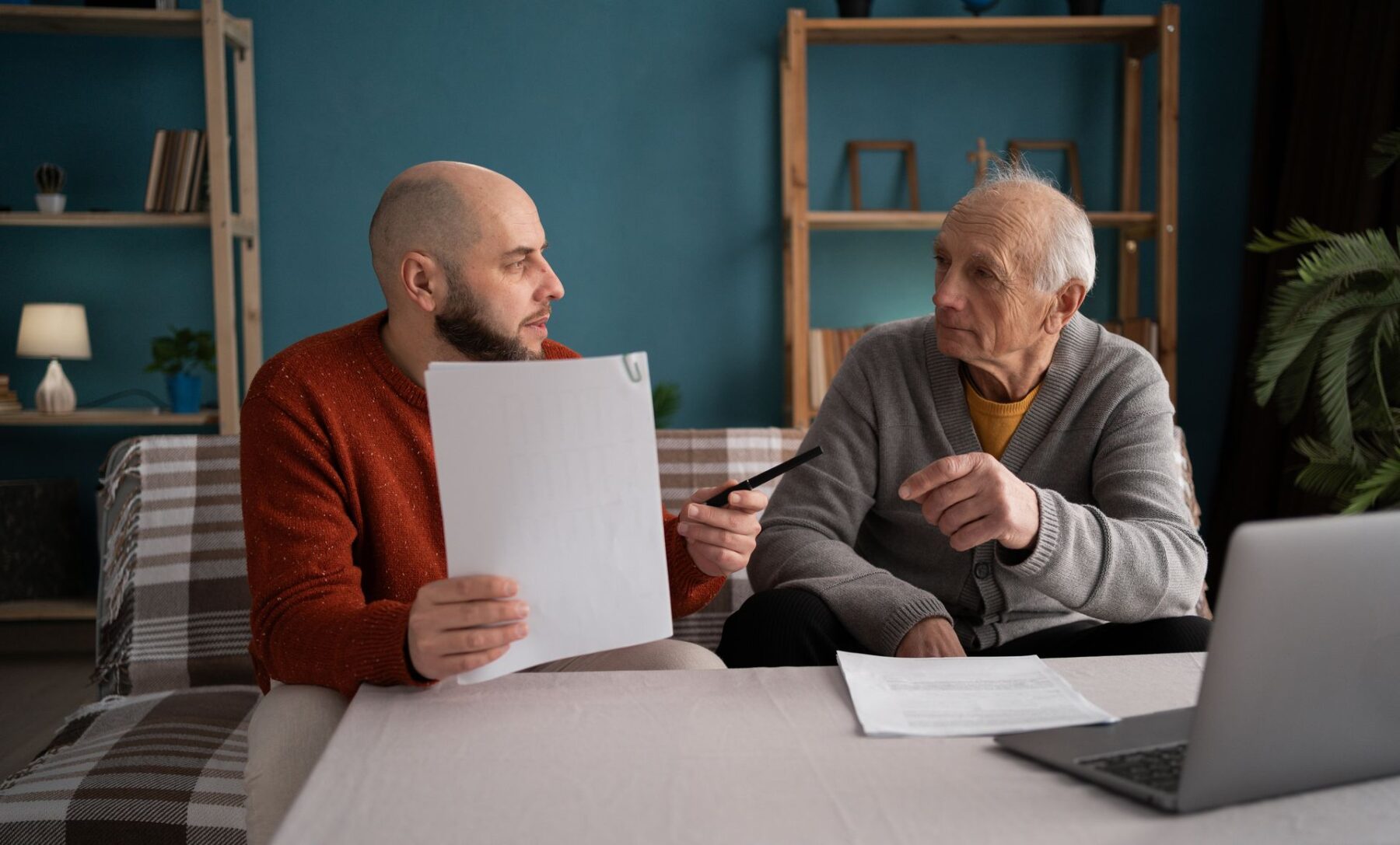 Senior et son aidant qui explorent les aides financières
