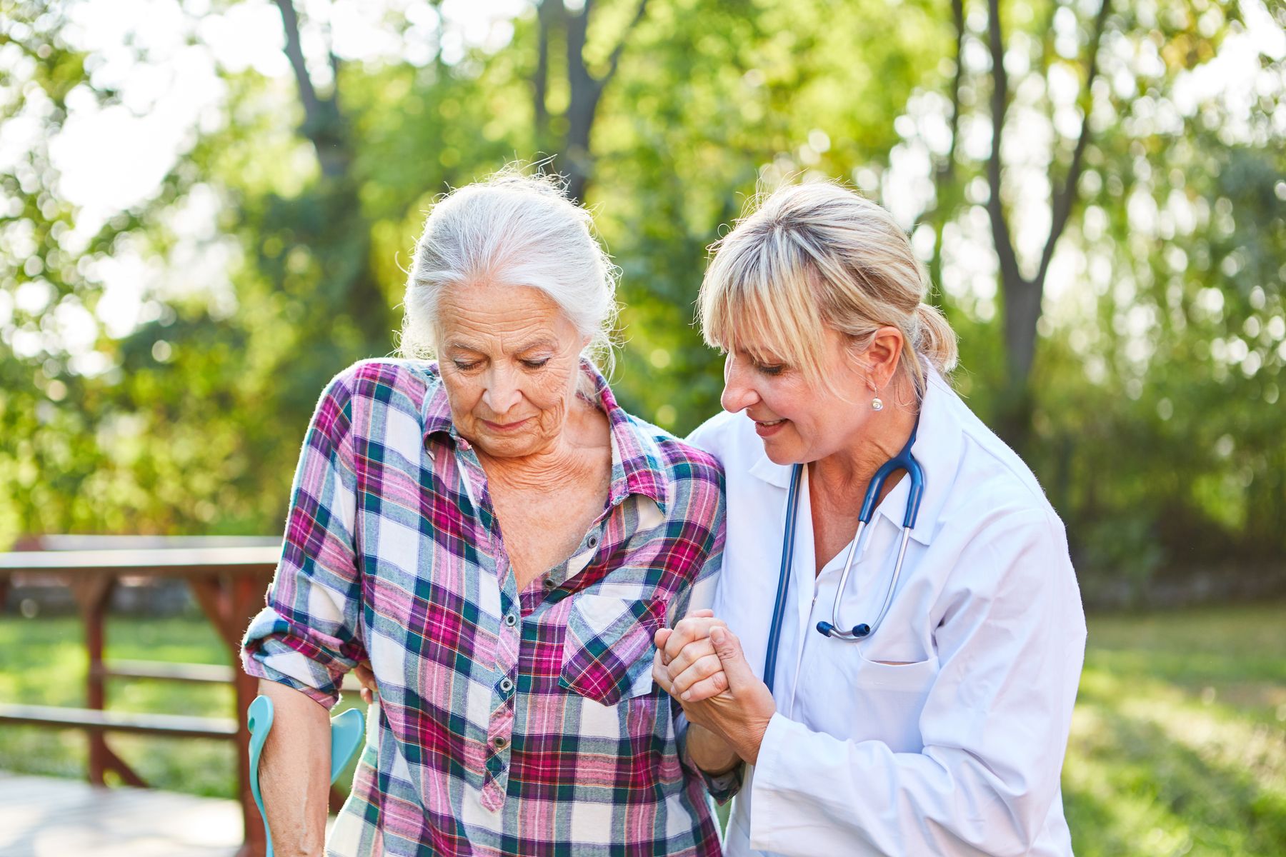 Senior avec une ergothérapeute