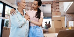 « On ne peut pas tout emporter » : comment préparer une entrée en EHPAD sans laisser ses souvenirs derrière soi ?