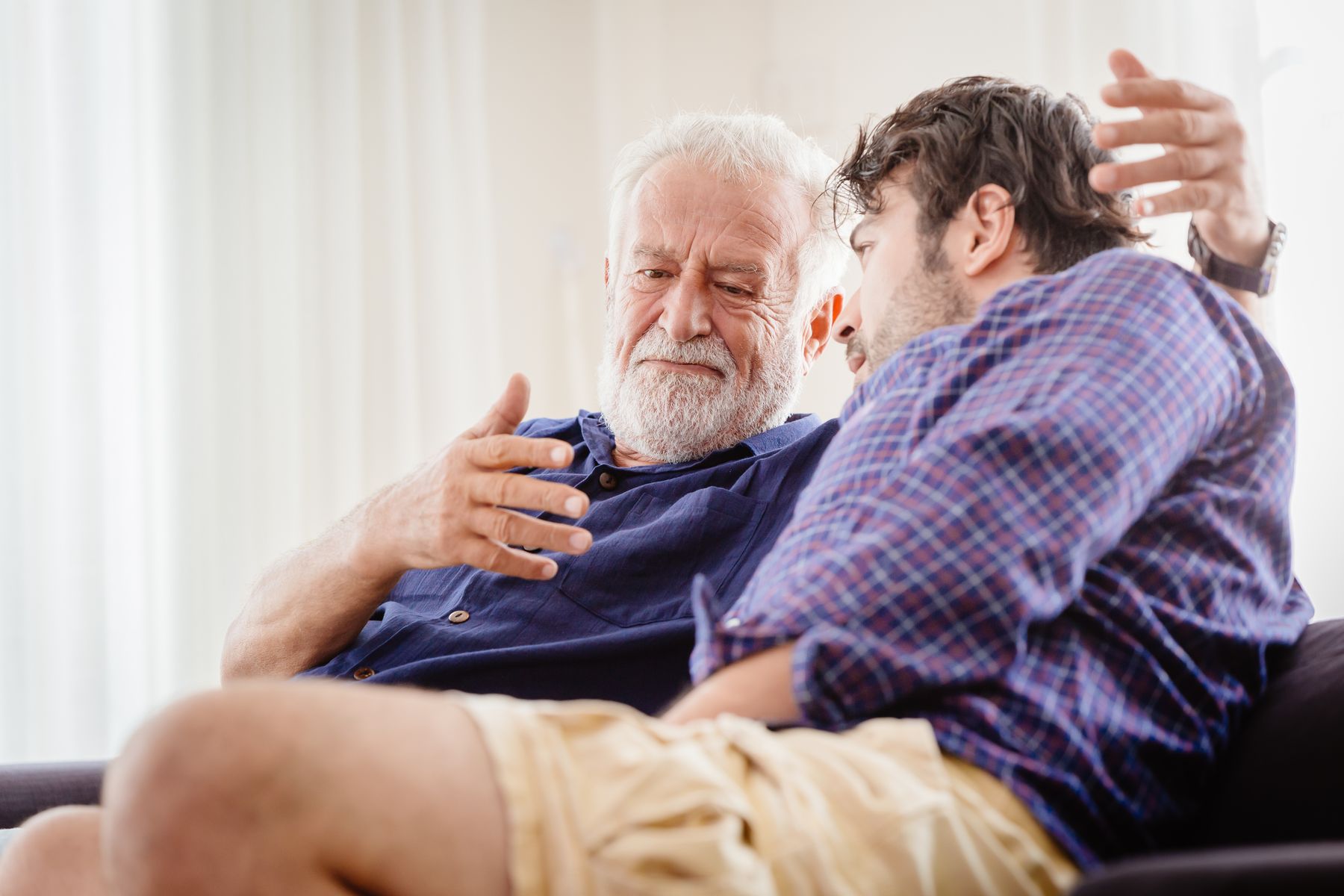 Senior qui discute avec son aidant du départ en EHPAD