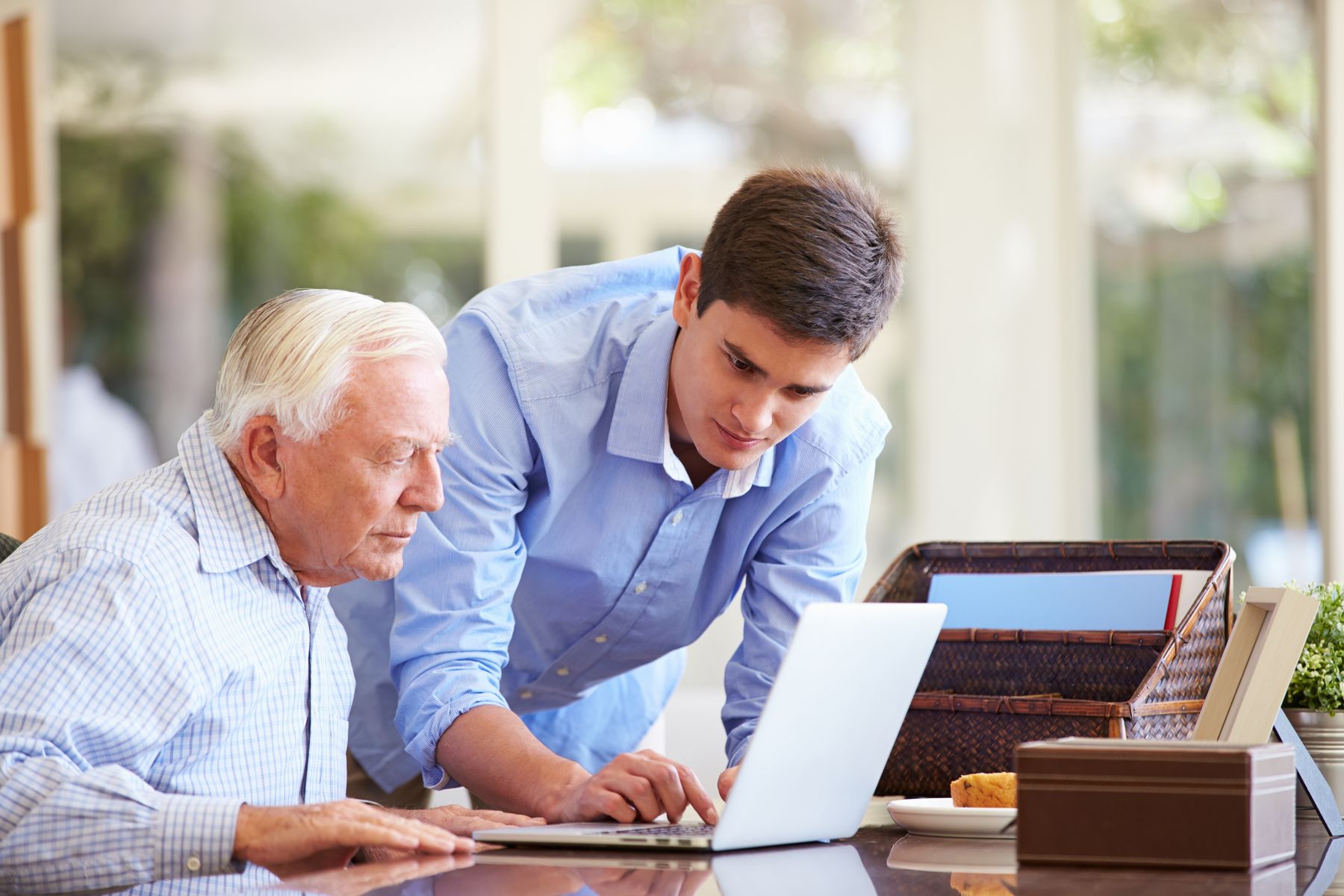 Senior et son aidant qui consultent le volet administratif et social