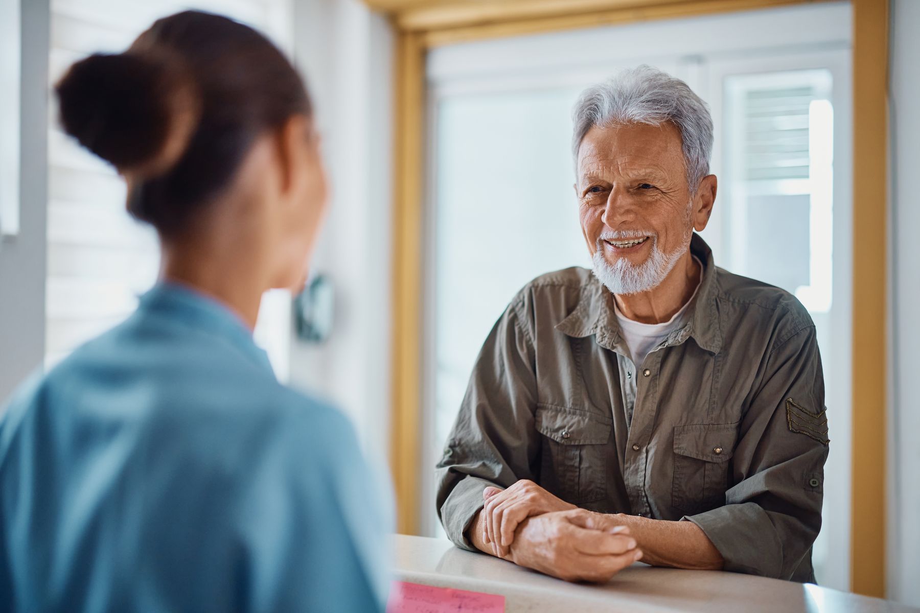 Senior qui visite des résidences