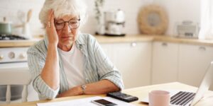« La place en EHPAD se fait attendre » : quelles solutions pour accompagner votre proche en attendant ?
