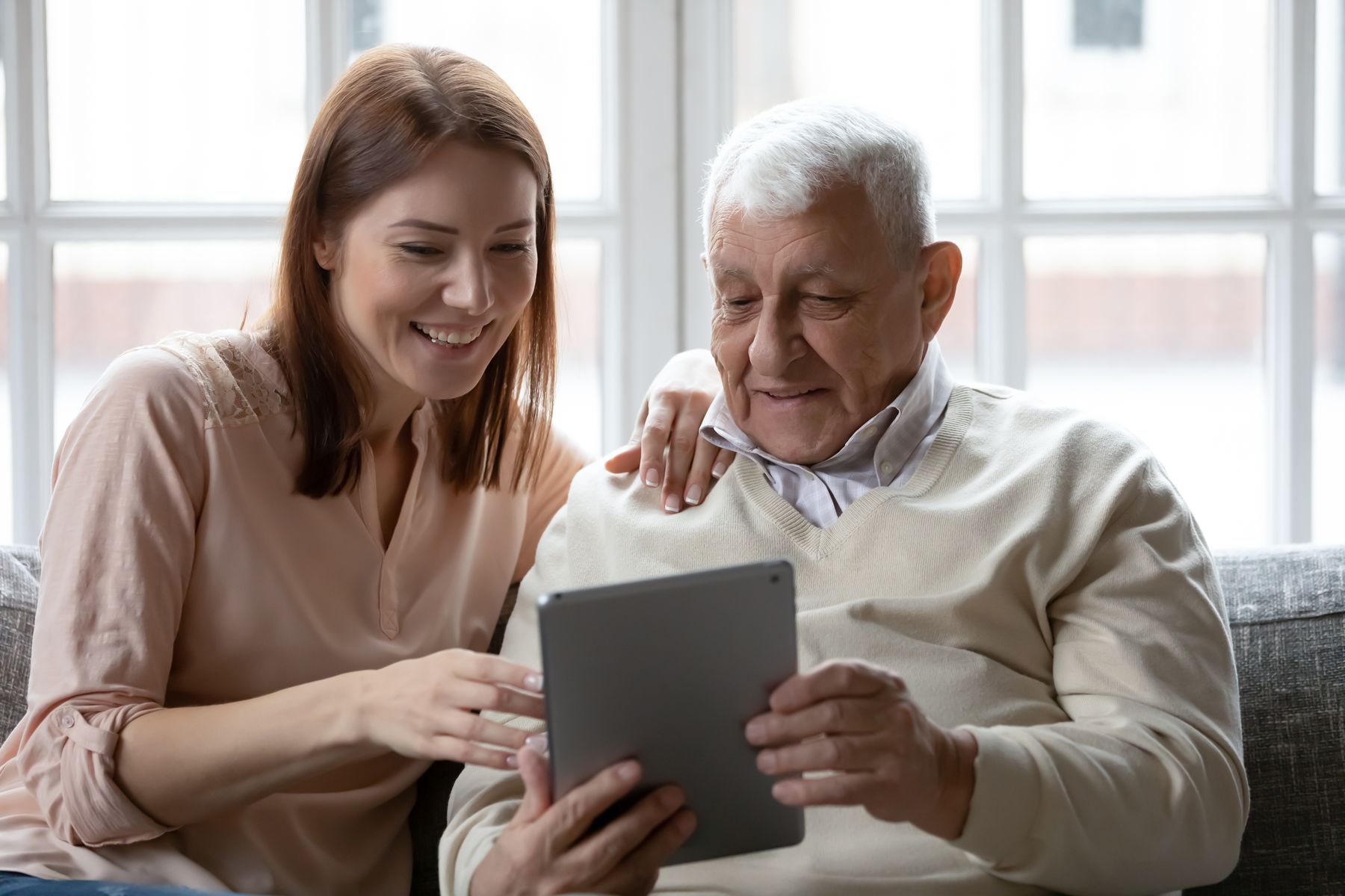 Senior avec son aidante qui comparent : Résidence autonomie	Résidence services seniors (RSS)	EHPAD