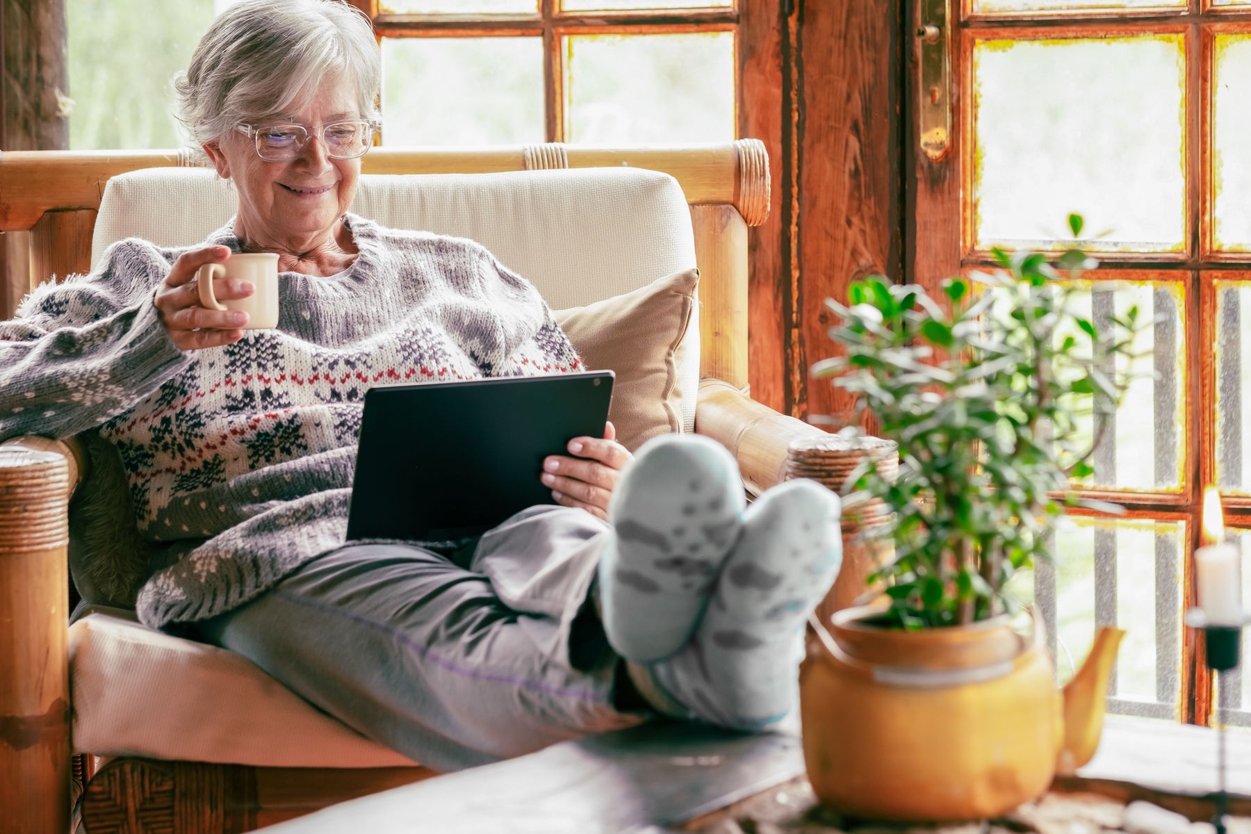 Senior en EHPAD avec sa chambre aménagée