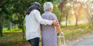 « Mon parent ne peut plus faire seul certains gestes » : comment l’ergothérapeute intervient en EHPAD