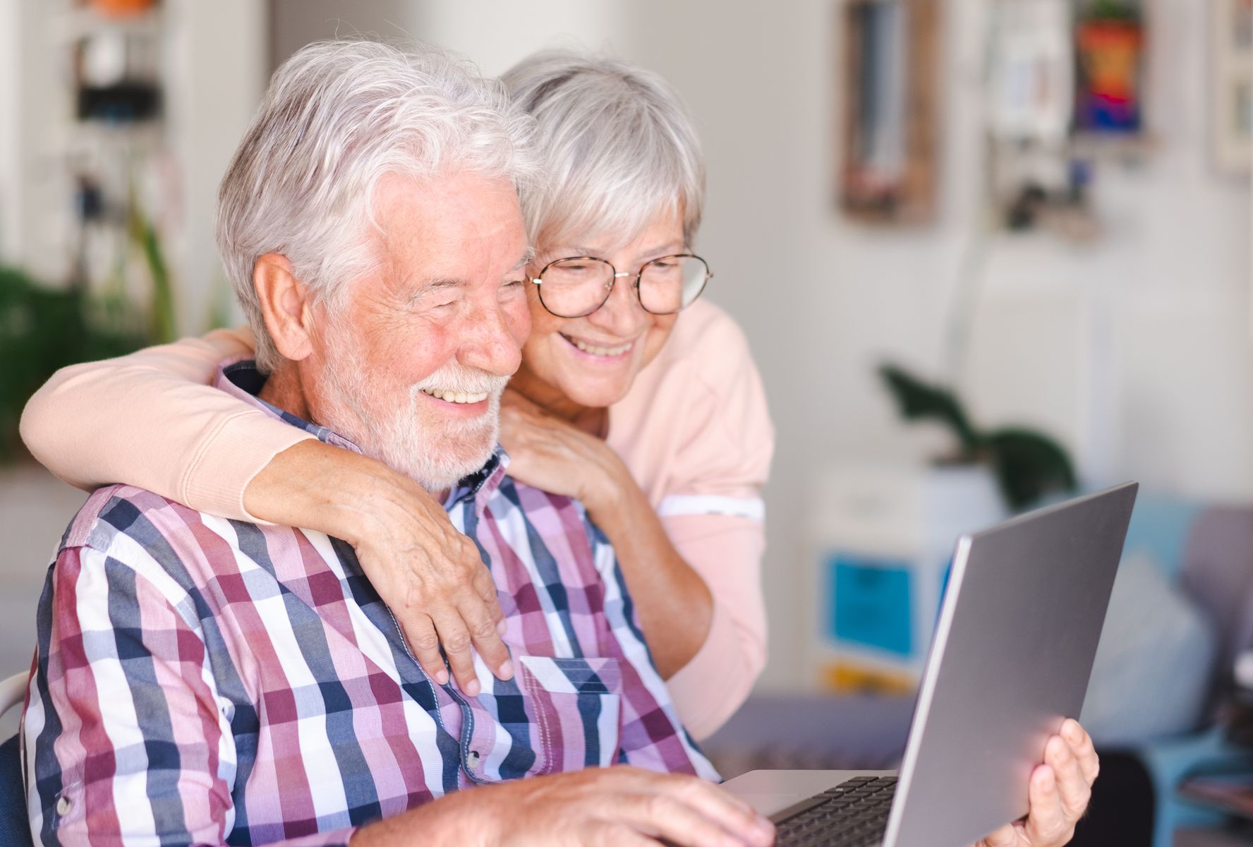 Seniors qui se renseignent sur les résidences autonomie