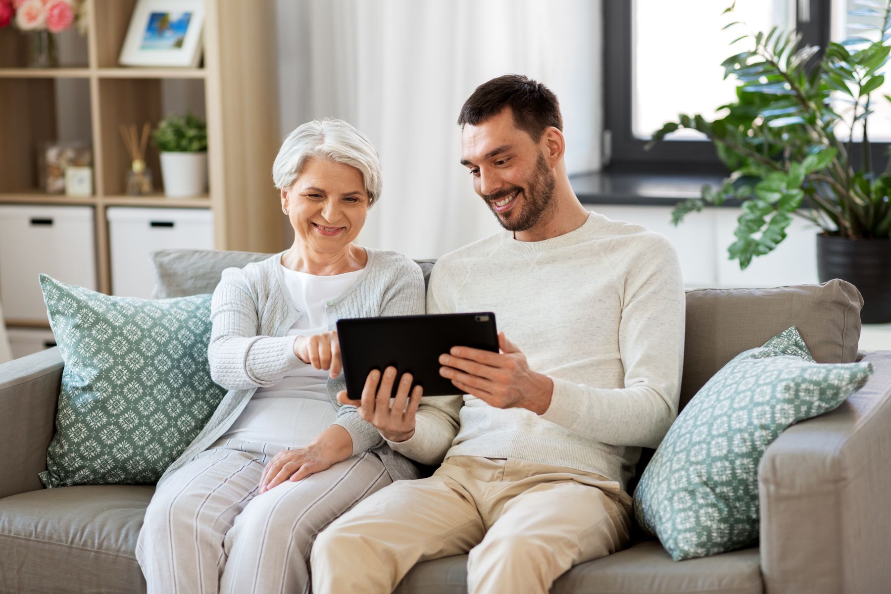 Senior et son aidant qui regardent les caractéristiques des résidences services seniors