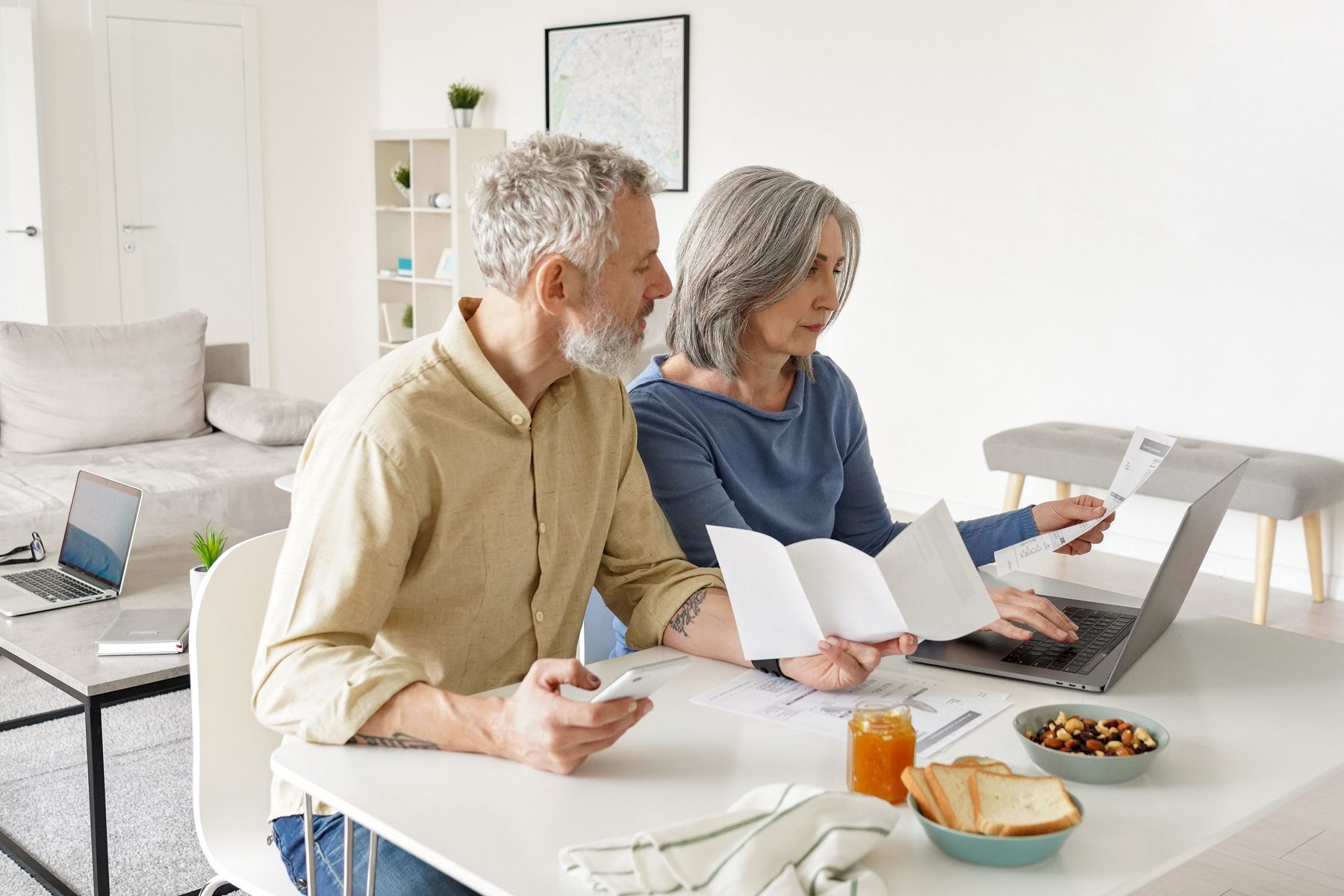 Seniors qui analysent les trois composantes de la facture