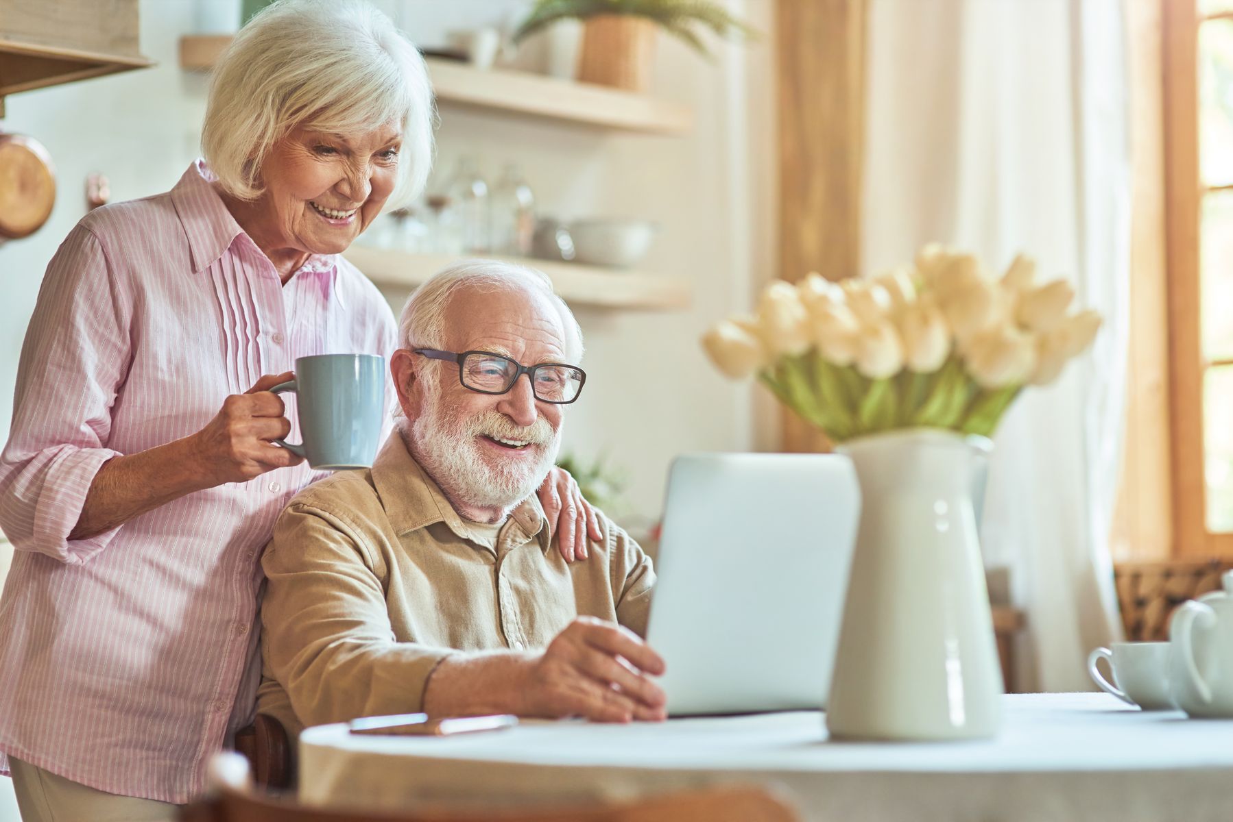 Seniors qui regardent les départements les plus chers et les moins chers