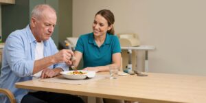 Il laisse son assiette presque pleine : que faire face au manque d’appétit d’une personne âgée en EHPAD ?
