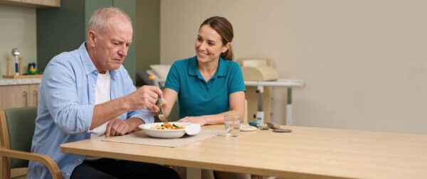 Il laisse son assiette presque pleine : que faire face au manque d’appétit d’une personne âgée en EHPAD ?