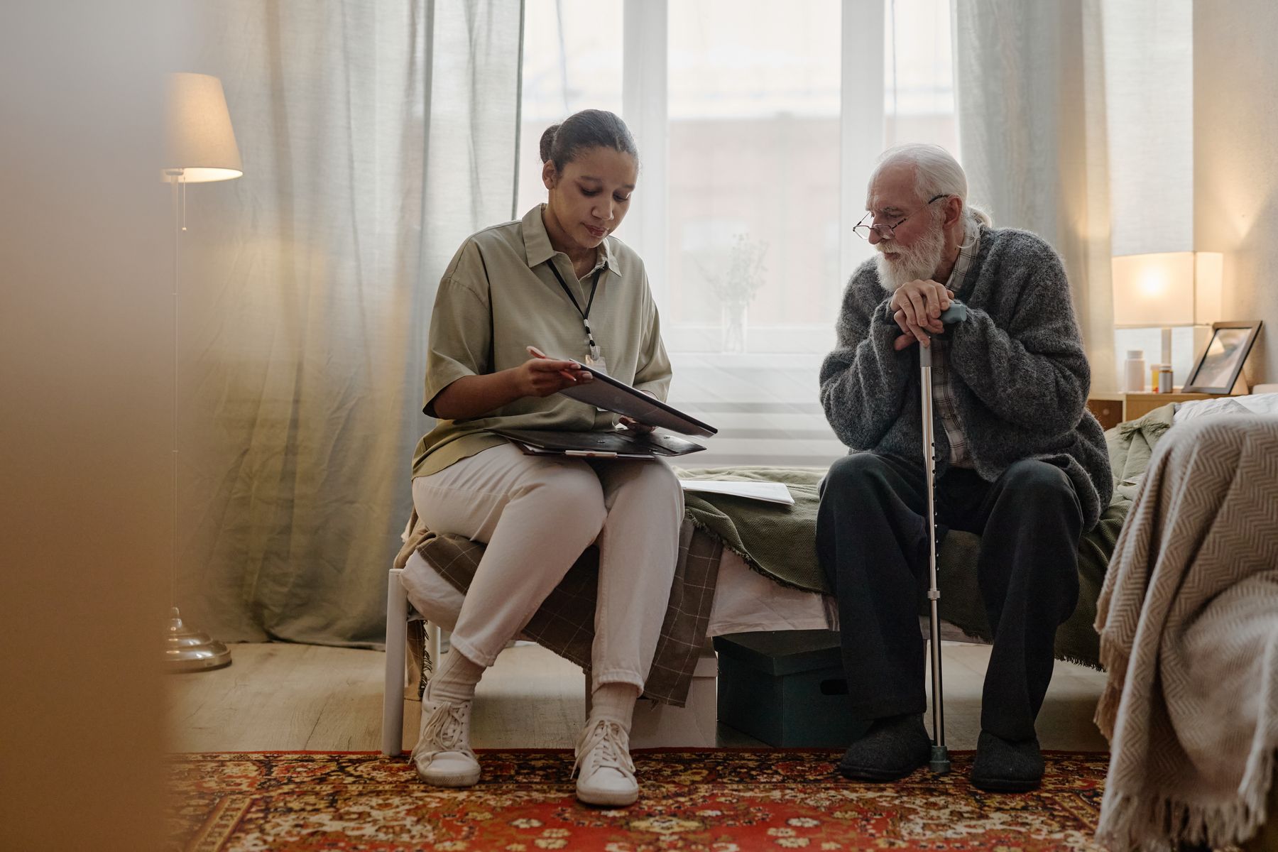 Équipe d'EHPAD qui décide si le senior est apte à sortir de l'EHPAD