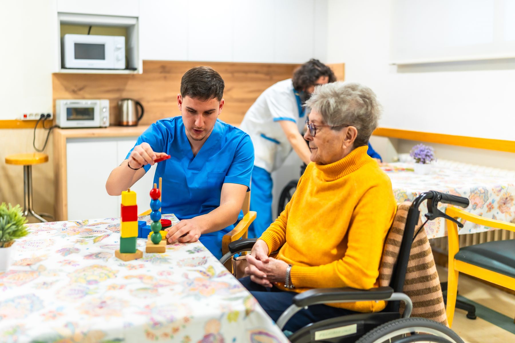 Senior qui profite des activités thérapeutiques d'un EHPAD